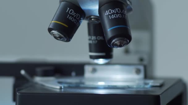 Vědecký Mikroskop Laboratoři Pandemické Onemocnění Zdravotní Péče Výzkum Vakcín Koncepce — Stock video
