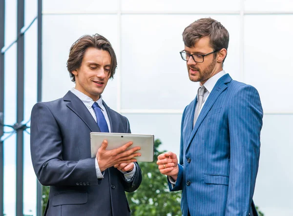 Trabalho Equipe Conceito Negócios Empresários Confiantes Roupas Formais Conversando Sobre — Fotografia de Stock