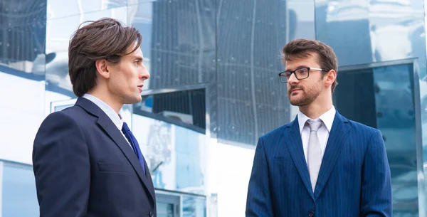 Teamwork Und Geschäftskonzept Selbstbewusste Geschäftsleute Feierlichem Gewand Unterhalten Sich Vor — Stockfoto