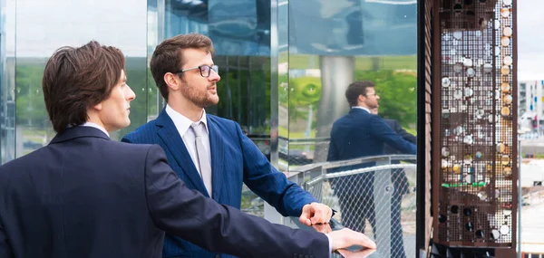 Trabajo Equipo Concepto Negocio Empresarios Confiados Ropa Formal Conversando Sobre — Foto de Stock