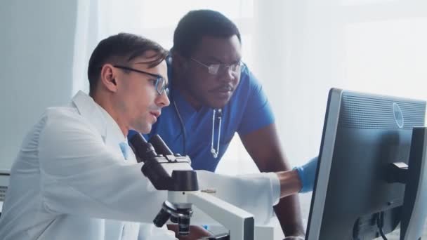 Médico Cirurgião Trabalhando Escritório Hospital Usando Tecnologia Computador Microscópio Trabalhadores — Vídeo de Stock