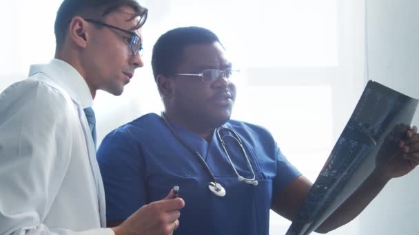 Médico Cirujano Hablando Cerca Ventana Mirando Rayos Trabajadores Médicos Hospital — Vídeo de stock