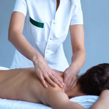 Geleneksel iyileştirme ve masaj tedavilerine yakın çekim. Kaplıcadaki genç kadın. Sağlık, cilt bakımı, masaj, osteopati ve manuel terapi kavramı.