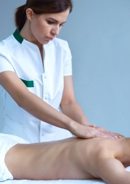 Geleneksel iyileştirme ve masaj tedavilerine yakın çekim. Kaplıcadaki genç kadın. Sağlık, cilt bakımı, masaj, osteopati ve manuel terapi kavramı.