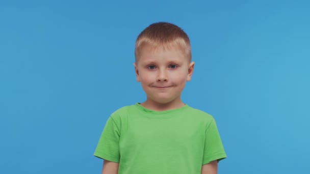 Retrato Niño Feliz Sonriente Camiseta Niño Atractivo Expresivo Estudio Concepto — Vídeo de stock