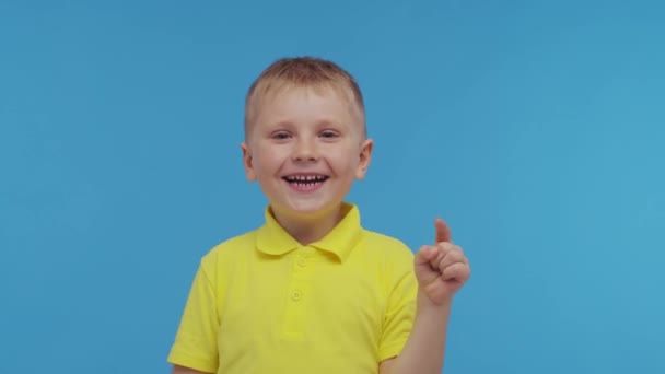 Retrato Niño Feliz Sonriente Camiseta Niño Atractivo Expresivo Estudio Concepto — Vídeos de Stock