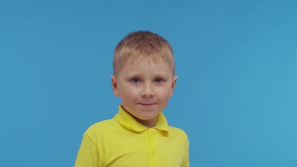 Retrato Niño Feliz Sonriente Camiseta Niño Atractivo Expresivo Estudio Concepto — Vídeos de Stock