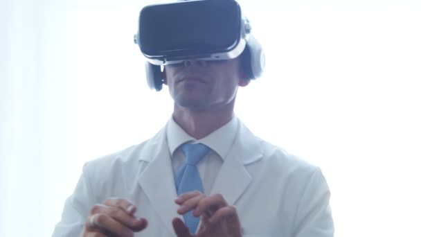 Médico Profissional Que Trabalha Consultório Hospitalar Usando Modernas Tecnologias Realidade — Vídeo de Stock