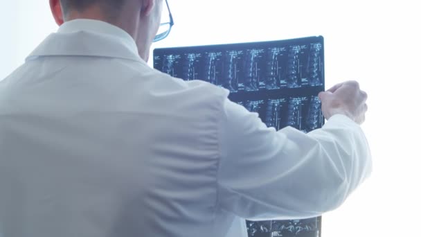 Επαγγελματίας Ιατρός Που Εργάζεται Νοσοκομειακό Γραφείο Χρησιμοποιώντας Σύγχρονες Τεχνολογίες Ιατρική — Αρχείο Βίντεο