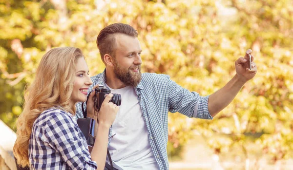 Homem Mulher Tirando Fotos Com Uma Câmera Smartphone Parque Outono — Fotografia de Stock