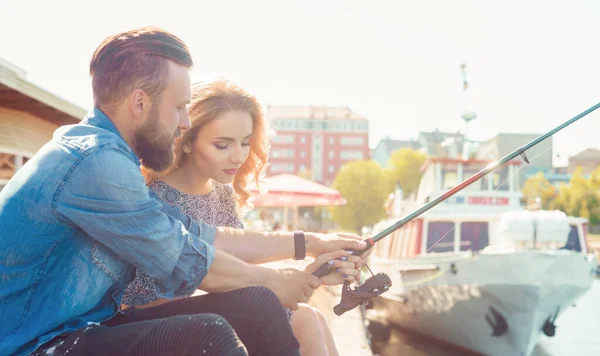 Mann Bringt Seiner Freundin Das Angeln Bei Paar Mit Rute — Stockfoto