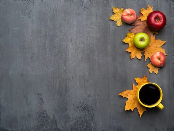 Fondo Autunnale Stagionale Cornice Foglie Acero Colorate Una Tazza Caffè Immagine Stock