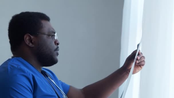 Médico Profesional Afroamericano Que Trabaja Oficina Del Hospital Concepto Medicina — Vídeo de stock