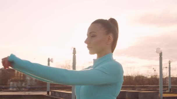 Young Beautiful Sporty Woman Having Evening Training Outdoor Urban Sunset — Stock Video