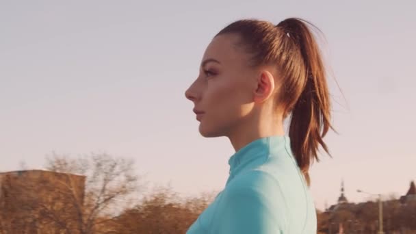 Jonge Mooie Sportieve Vrouw Die Avonds Buiten Traint Stedelijke Zonsondergang — Stockvideo