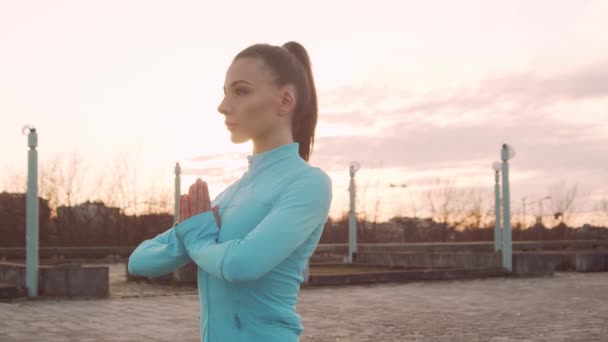 夕方の訓練屋外を有する若い 美しく スポーティ女性 都市の日没の背景 フィットネスとスポーツのコンセプト — ストック動画