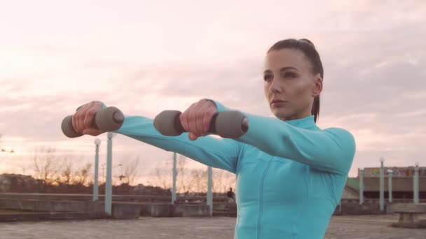 Mujer Joven Hermosa Deportiva Que Tiene Entrenamiento Nocturno Aire Libre — Vídeos de Stock