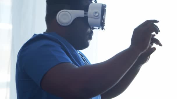 使用虚拟现实技术在医院办公室工作的专业非洲裔美国医生 医药和保健概念 — 图库视频影像