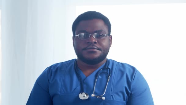 Профессиональный Африканский Американский Врач Работающий Больничном Офисе Медицина Здравоохранение — стоковое видео