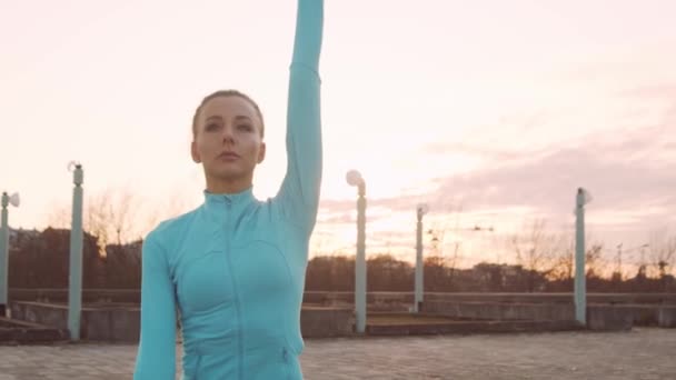 Jovem Bela Esportiva Mulher Tendo Treinamento Noite Livre Pôr Sol — Vídeo de Stock