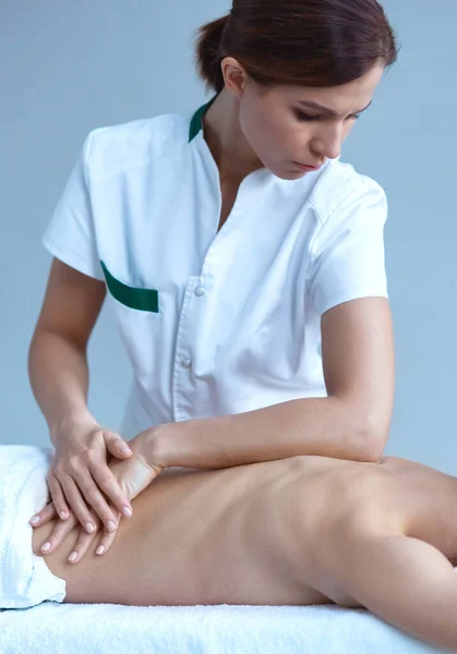 Close Van Traditionele Genezing Recreatie Massage Behandelingen Jonge Vrouw Kuuroord — Stockfoto