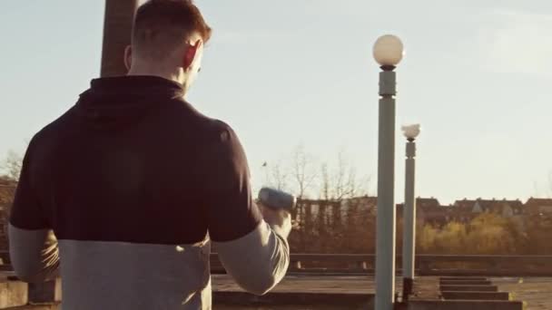 Hombre Joven Forma Que Tiene Entrenamiento Aire Libre Por Noche — Vídeo de stock