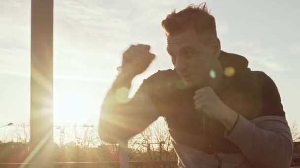 Homem Jovem Apto Tendo Treino Noite Livre Pôr Sol Urbano — Vídeo de Stock