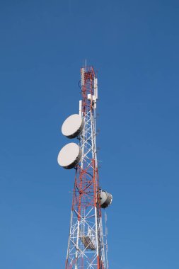 Mavi gökyüzünde kutubun telekomünikasyon