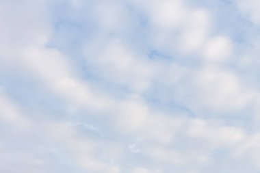 Mavi gökyüzü arkaplanlı bulut deseni.