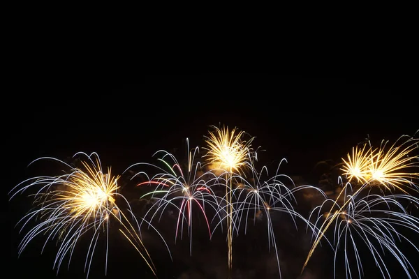 Primer Plano Celebración Real Fuegos Artificiales Fondo Nocturno Con Espacio Imagen de archivo