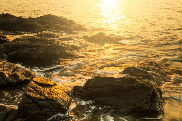 Felsstrand Mit Glattem Wasser Und Sonnenlicht Morgen Auf Der Insel — Stockfoto