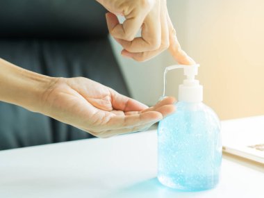 Ellerini temizlemek için alkol jeli kullanan orta yaşlı bir adamın eli..