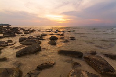 Önünde kayalar olan güzel turuncu gökyüzü, Tayland 'daki Kood Adası' nda fotoğraflandı..