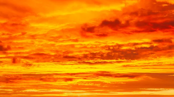 橙色天空下的云彩景观的质感 有橙色云彩的日出天空 — 图库照片