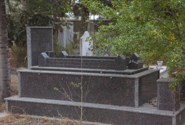 Müslüman mezarı ve hindi yanında nar.