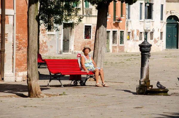 Mujeres Sentadas Banco Casco Antiguo Venecia — Foto de Stock