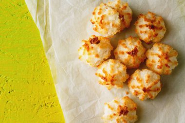 Taze pişmiş küçük hindistan cevizi çerezleri