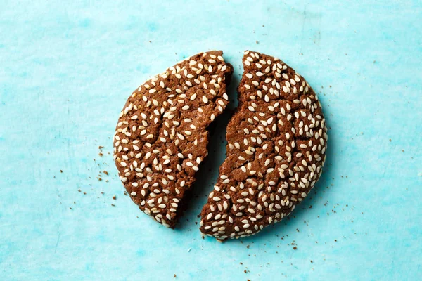 Dos mitades galleta de chocolate —  Fotos de Stock