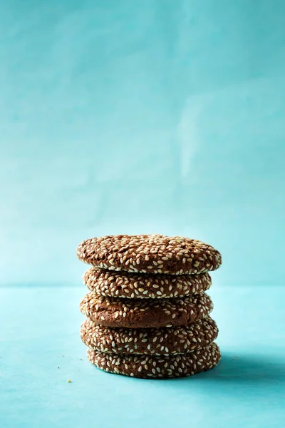 Pilha de biscoitos de chocolate com gergelim — Fotografia de Stock