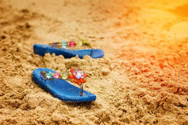 Chanclas de playa en la costa arenosa tropical — Foto de Stock