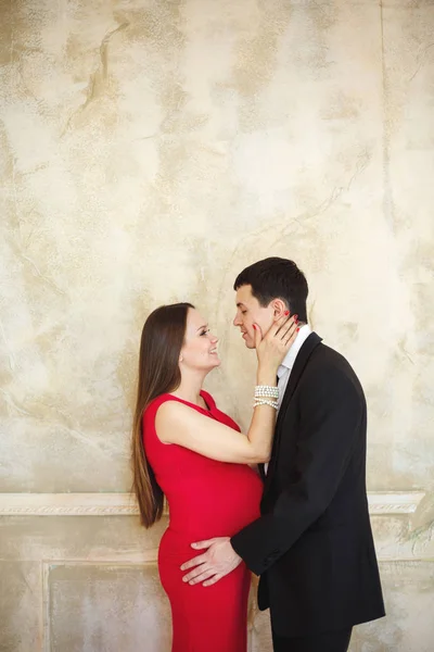 Unga eleganta paret väntar en baby — Stockfoto