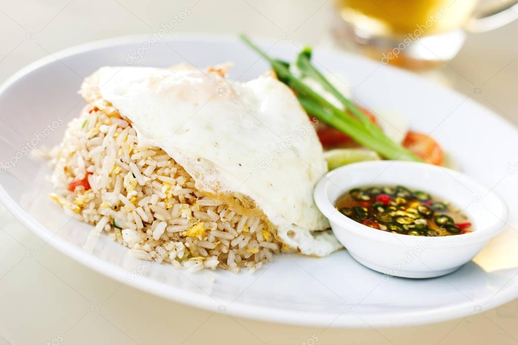 Thai fried rice with egg (Khao phat)