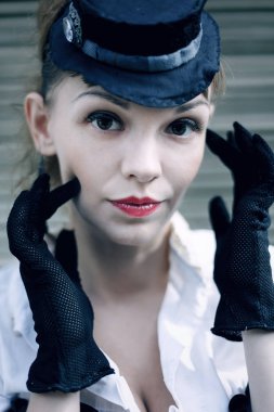 Model vintage Victoria tarzı giyinmiş 