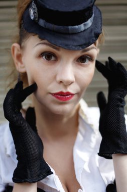 Model vintage Victoria tarzı giyinmiş 