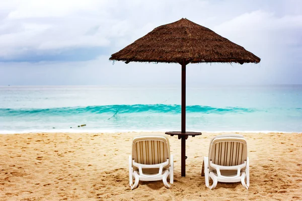 Resort de mar con dos chaise-longues — Foto de Stock