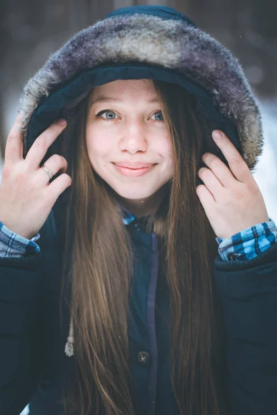 겨울 숲에서 자연 젊은 여자 — 스톡 사진