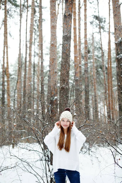 Ung kvinna ha kul i vinter — Stockfoto