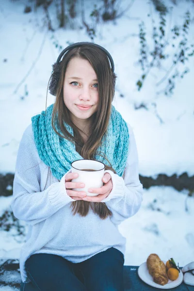 Kvinna dricka te utomhus på vintern — Stockfoto