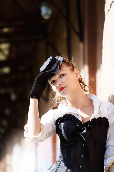 Model gekleed in vintage Victoriaanse stijl — Stockfoto