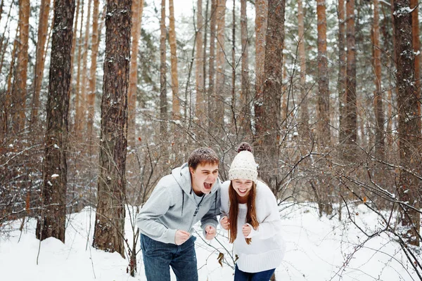 Casal amoroso na floresta de inverno — Fotografia de Stock